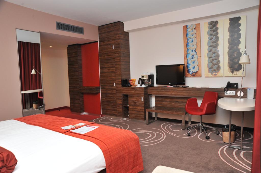 Hotel Ramada Pitesti Piteşti Exterior foto